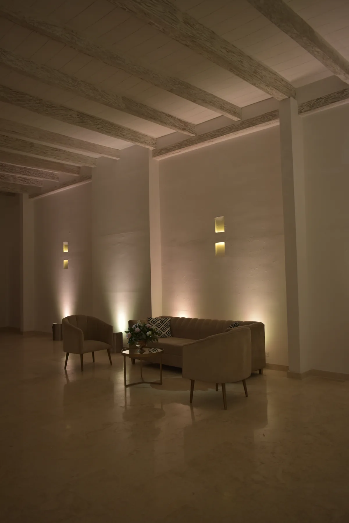 Ambiente interior de Casa Real con luz decorativa tenue