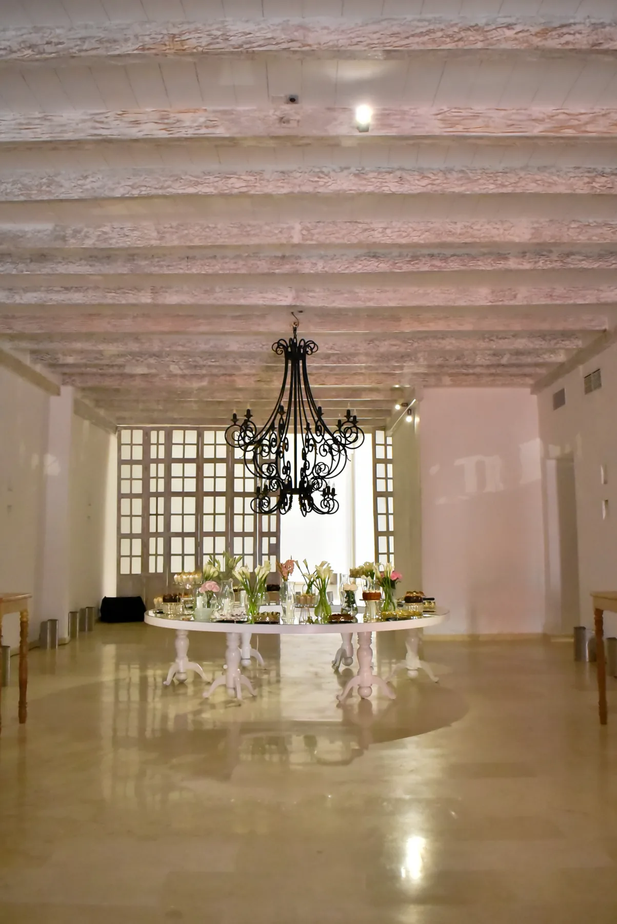 Montaje iluminado en un espacio interior de Casa Real