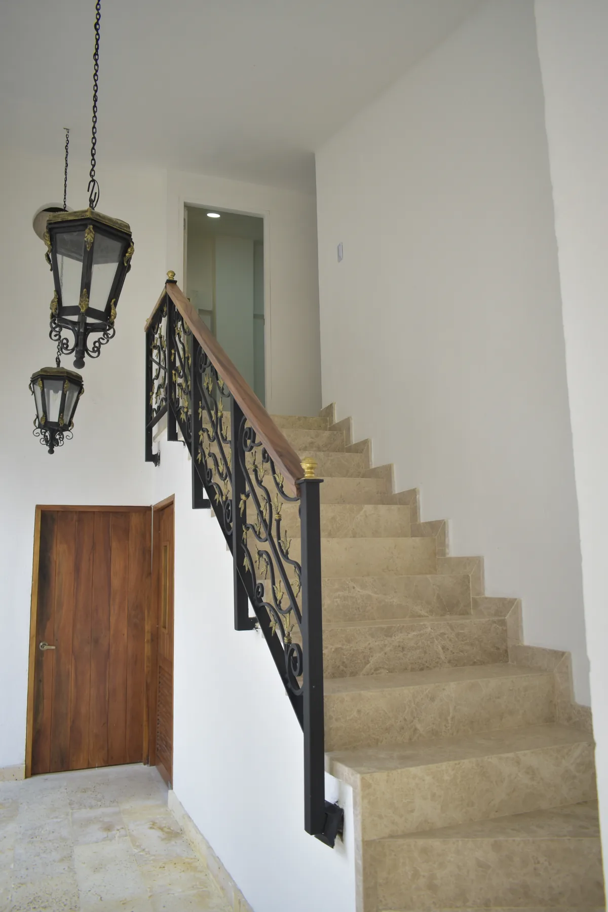Escalera interior de Casa Real con baranda ornamental