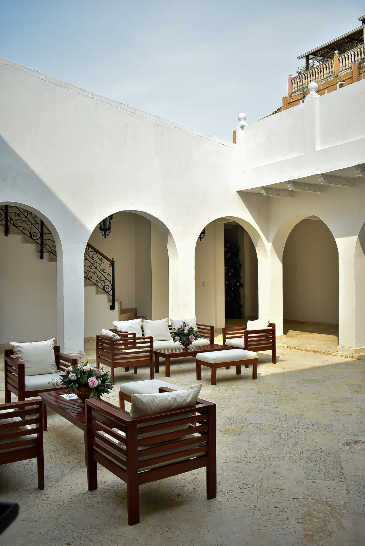 Vista de un salón de Casa Real hacia un muro de piedra