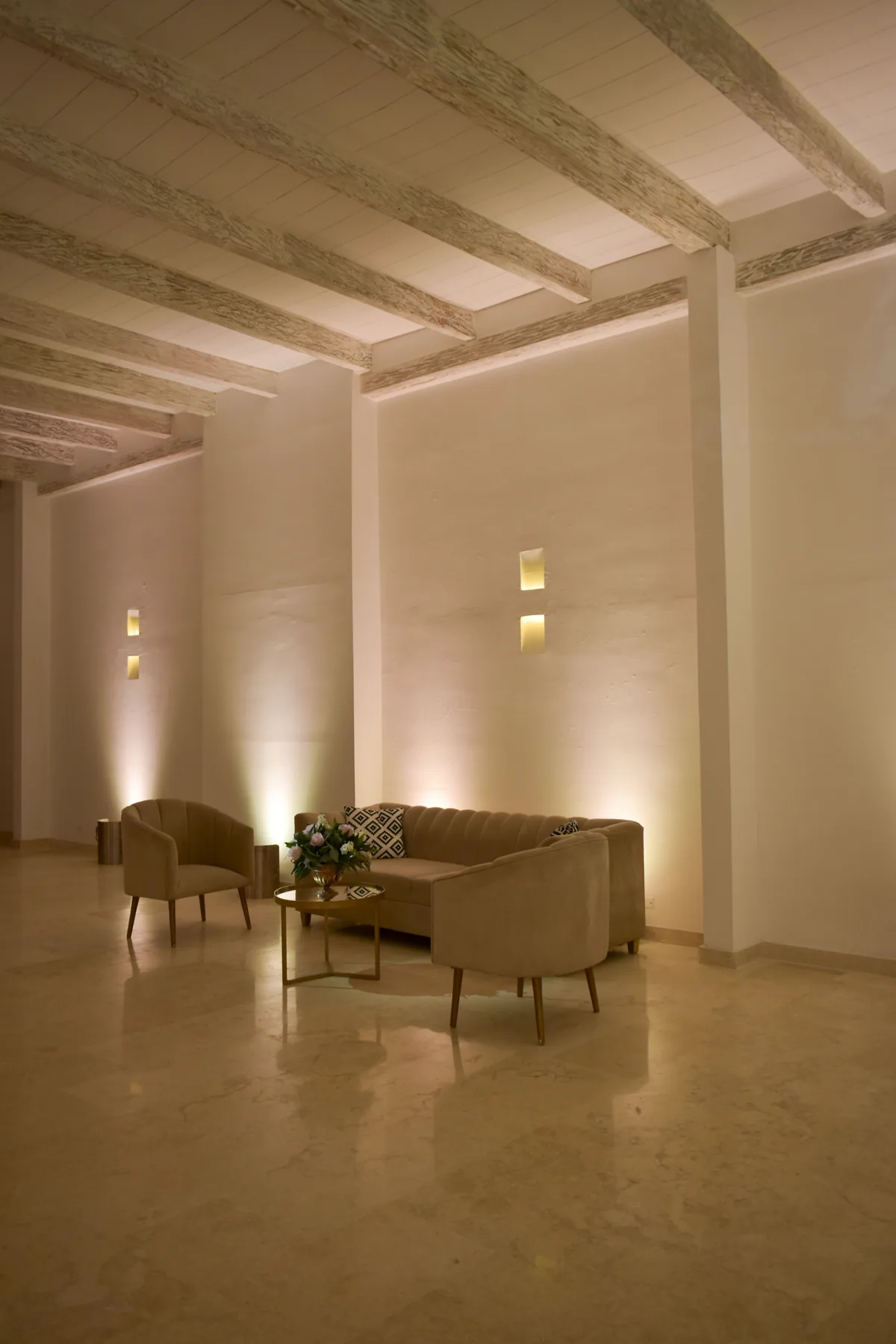 Ambiente interior de Casa Real con iluminación cálida y mobiliario